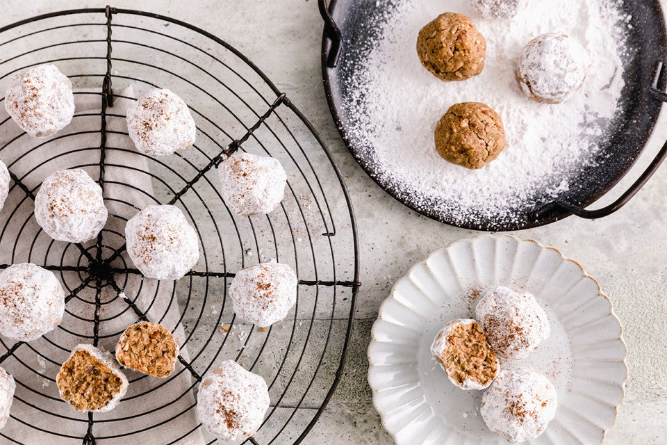 Horchata Polvorones on a cooling rack with some coated in confectioners' sugar