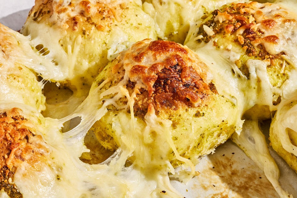 Detailed photograph Cheesy Pesto Pull-Apart Rolls