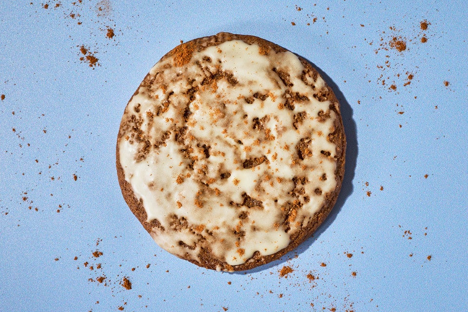 A single Gingerbread Latte Cookie on a blue background