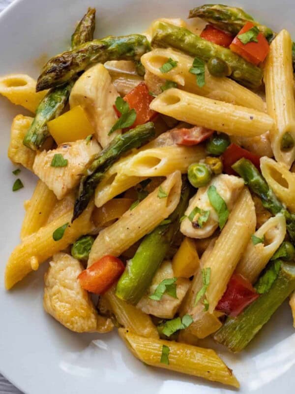 Cheesecake Factory copcat chicken chipotle pasta on a white plate