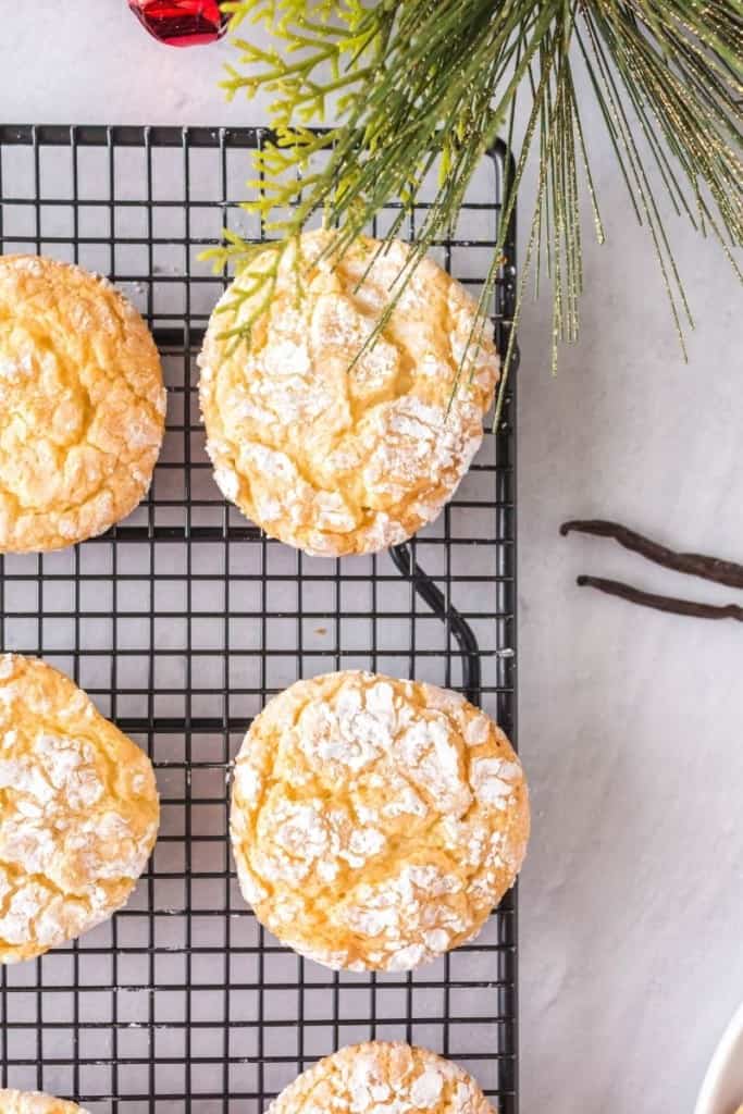 baked vanilla crinkle cookies on a cooling rack
