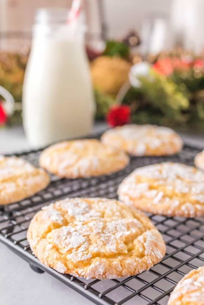 finished vanilla crinkle cookies on cooling rack