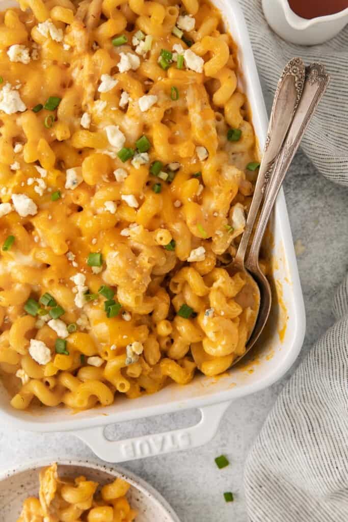 spoon in buffalo chicken mac and cheese