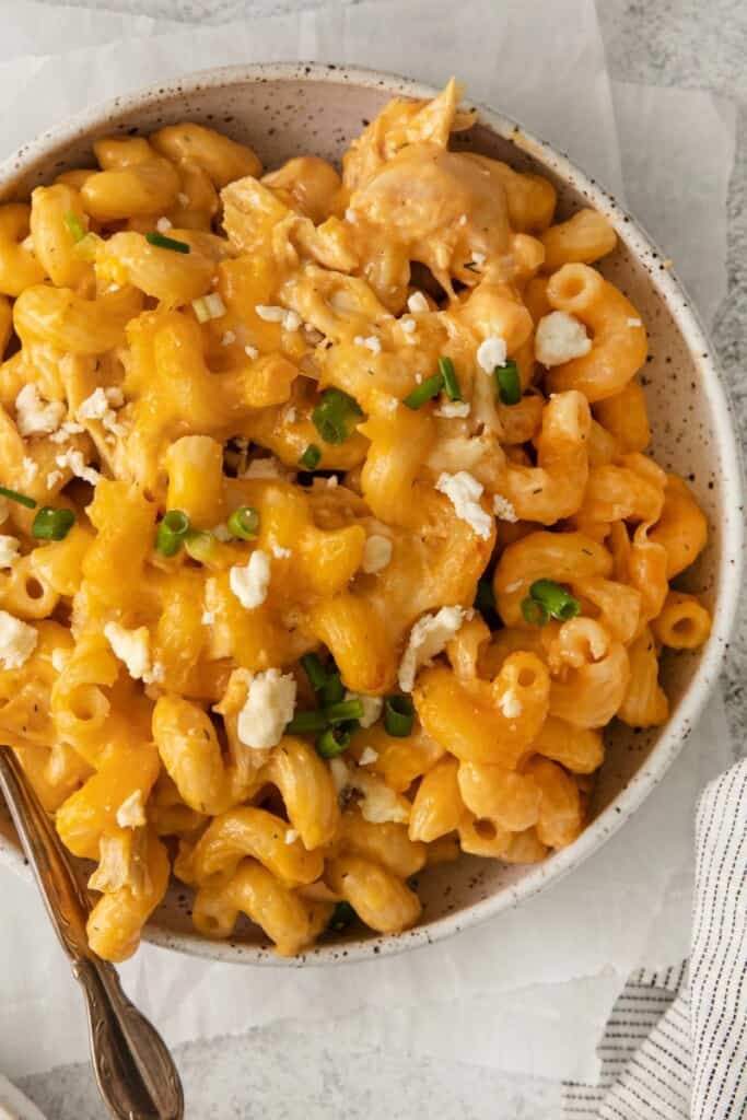 closeup of buffalo chicken mac and cheese