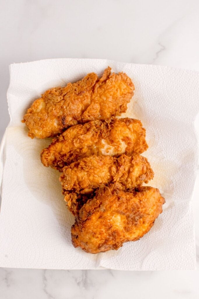 The buffalo chicken for the sandwiches on paper towel to drain the grease.