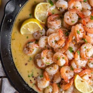 shrimp scampi with lemon wedges