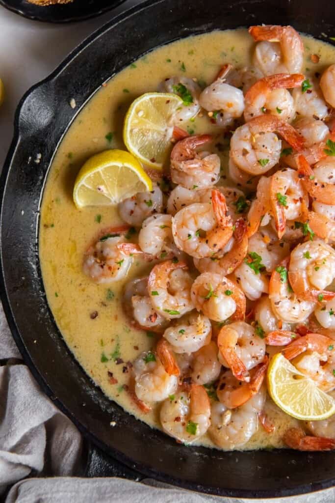 shrimp scampi with lemon wedges