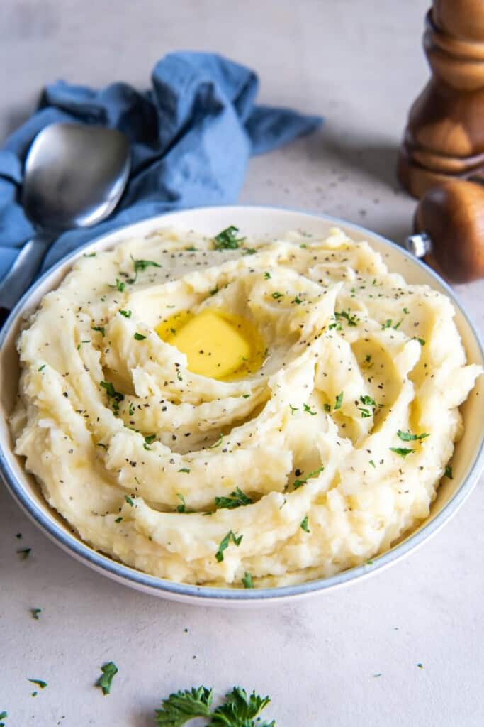 no milk mashed potatoes in a bowl.