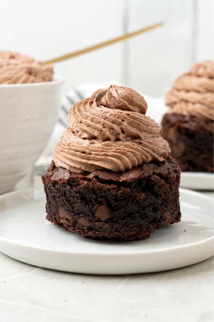 chocolate cool whip on a chocolate cake cupcakes