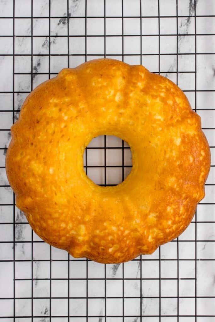 letting cream cheese cake cool down on wire rack