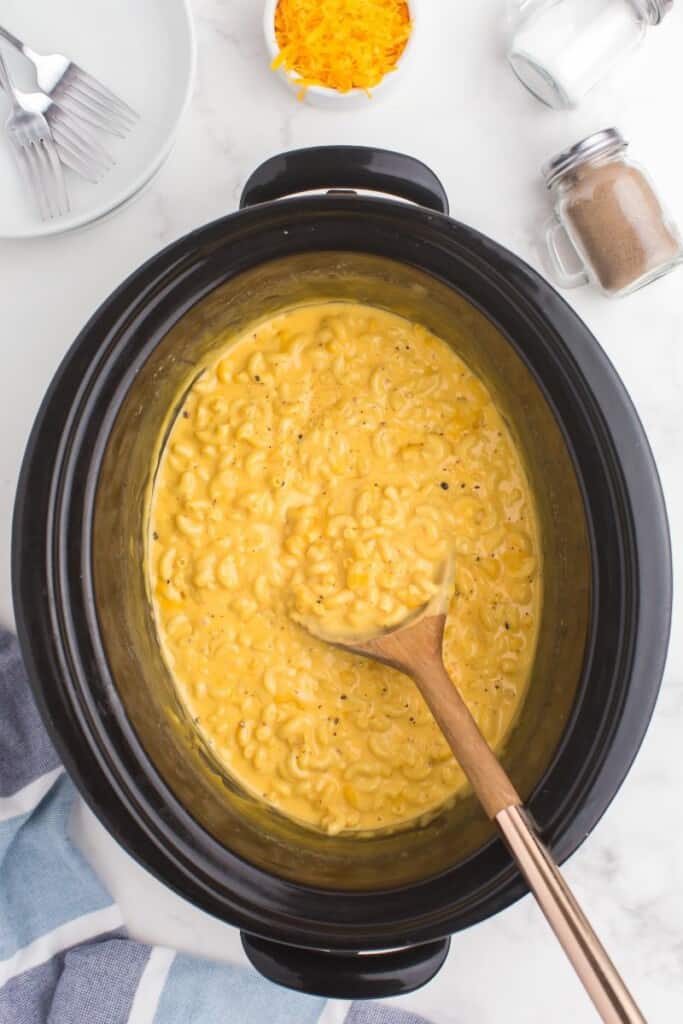 Creamy crockpot mac and cheese.