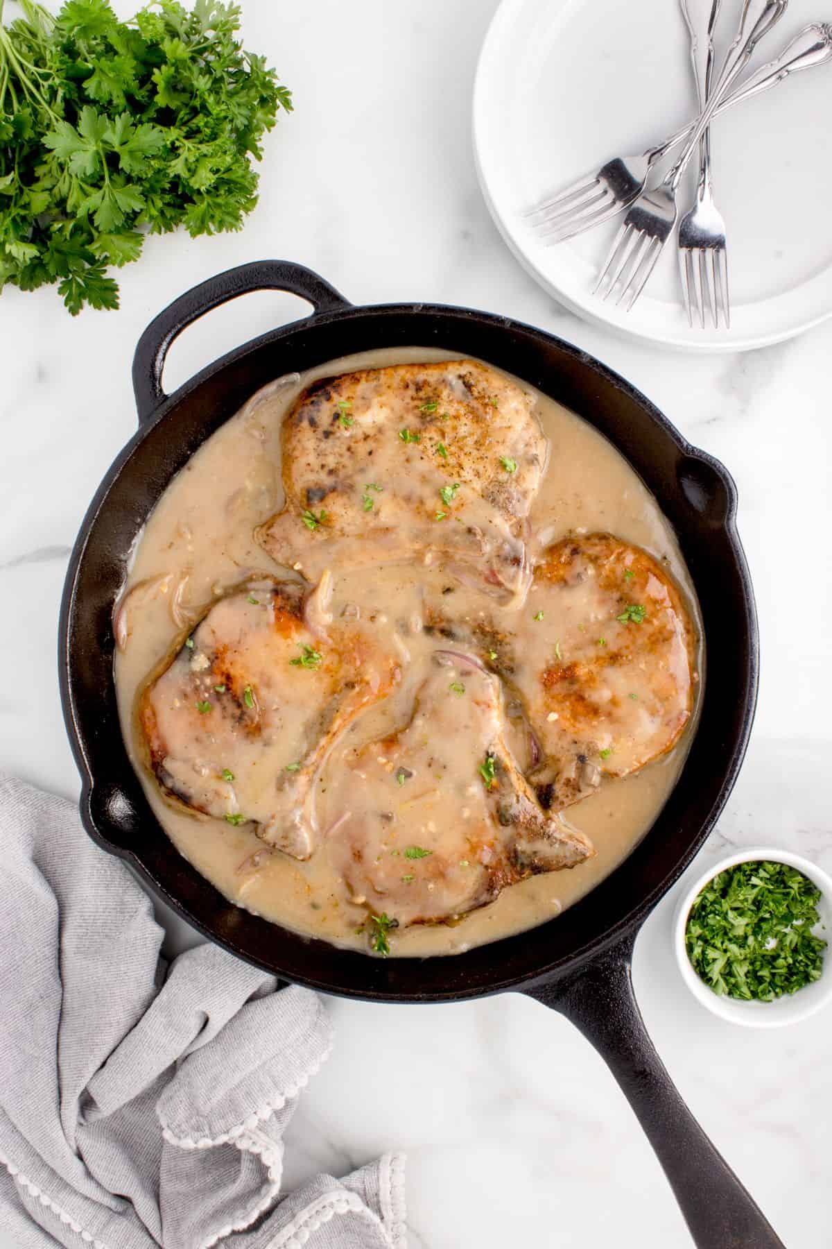 adding pork chops to homemade gravy
